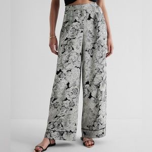 Gently Worn: Express Super High Waisted Satin
Pleated Wide Leg Pant Size 14